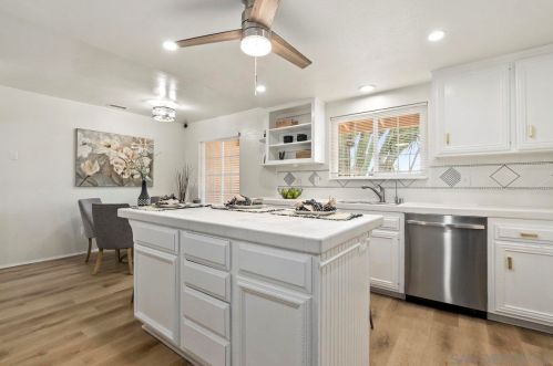 1171 Sunset Dr, Vista CA  92081-7407 exterior