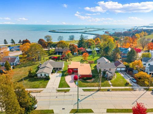 205 Cleveland Ave, Manitowoc WI  54220-2915 exterior