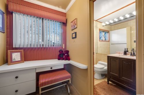 33 Lorijean Ln, Elwood NY  11731-4118 exterior