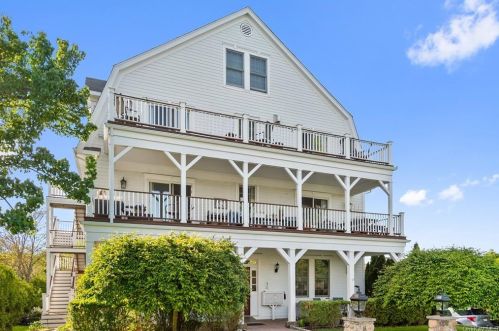 2 Harbor Ln, New Rochelle NY  10805-1300 exterior