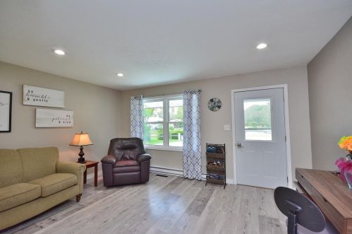 161 Gramling Ct, Dousman, WI 53118-9319