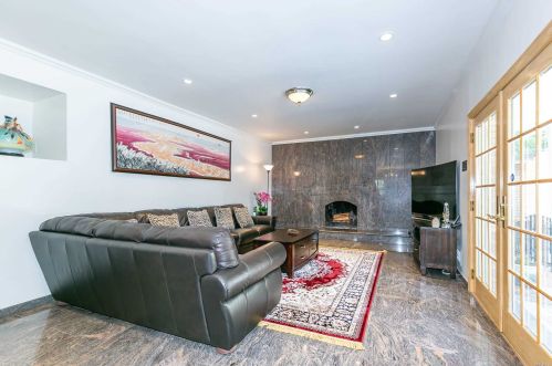 18 Linden Ln, Westbury NY  11568-1610 exterior