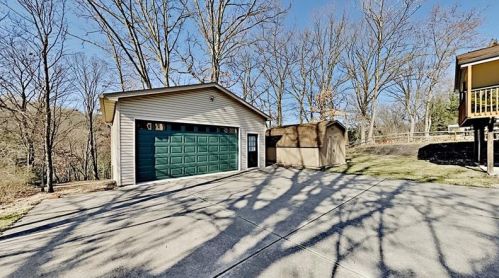 210 Lucille St, Glenshaw PA  15116-2033 exterior