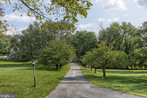 6411 Devonshire Hts Rd, Harrisburg PA 17111-4818 exterior