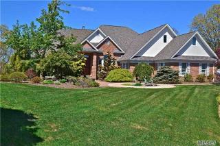 32 Mary Ct, Huntington Station NY  11747-1930 exterior