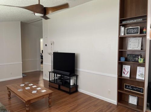 97 Isle Of Saint Thomas, Naples FL  34114-9401 exterior