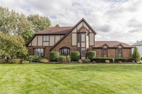 69 Brookside Blvd, Hinckley, OH 44233-9674