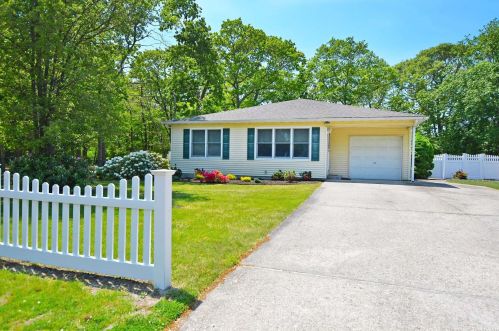 1404 Grundy Ave, Holbrook, NY 11741-2112