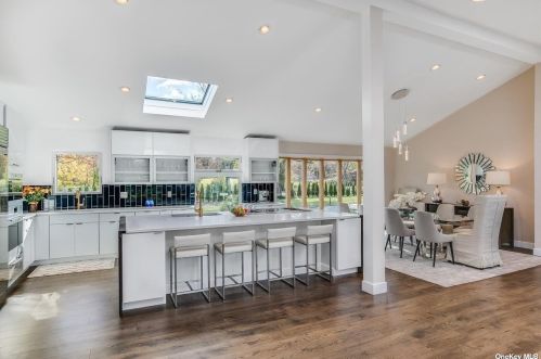 2 Blue Sea Ln, Great Neck NY  11024-1504 exterior