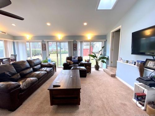 4 Poulin Dr, Putnam CT  06260-1010 exterior