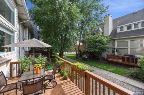 28 Iris Cir, Ridgewood NJ  07452-3428 exterior
