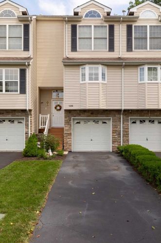 1206 Pondview Loop, New Hamburg, NY 12590-7554