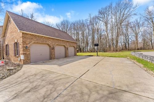 2434 Twelve Oakes Dr, Hermitage, PA 16148-6042