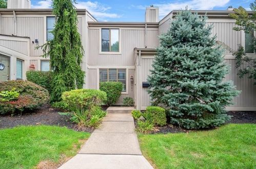 1541 Pineview Dr, Pittsburgh, PA 15241-3203