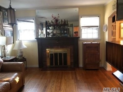 72 Foster Ave, Valley Stream, NY 11580-4725