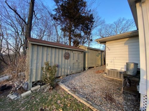 22 Crag Pl, Skyline Lakes NJ  07456-1814 exterior