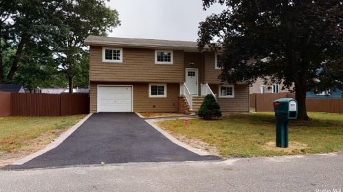 10 Sycamore St, South Setauket, NY 11720-1726
