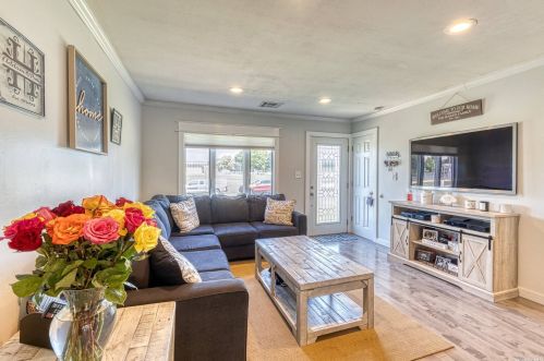 517 Monroe Ave, North Lindenhurst, NY 11757-3537