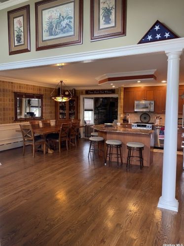 7 Tappan Ave, Babylon, NY 11702-2435