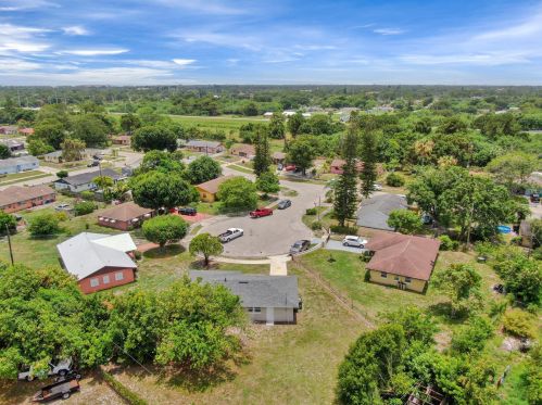 107 Tropic Ct, Fort Pierce FL  34946-1257 exterior