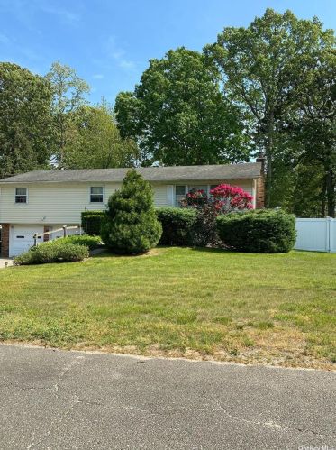 30 Somerset St, South Setauket, NY 11720-4136