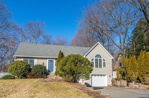 7 Cardinal Dr, Oakland, NJ 07436-3910