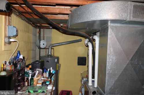 609 Hammond Ave, Hanover PA 17331-3843 exterior