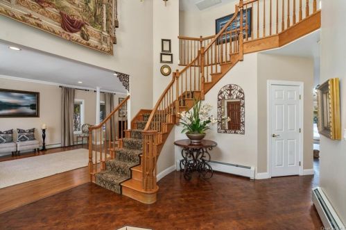 4 Caddy Ln, Airmont, NY 10901-3951