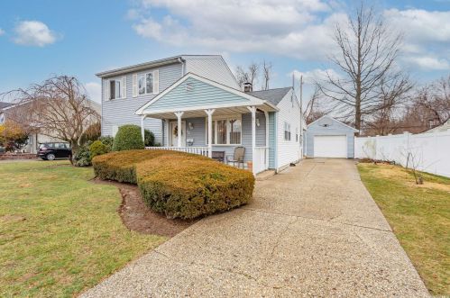 46 Plainedge Dr, Bethpage, NY 11714-6316