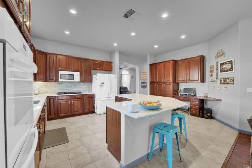 131 Feather Riv Cir, Vacaville CA 95688-8749 exterior