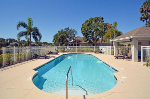 1220 25th Ter, Vero Beach FL 32968-5068 exterior