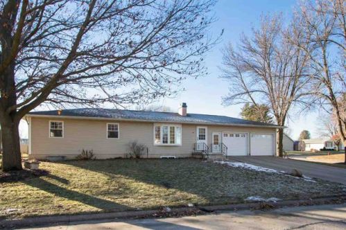 101 Bel Aire Ct, Buchanan, IA 52772-1301