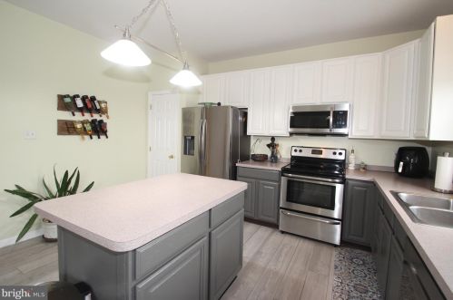 35 Marble House Dr, Bear DE  19701-4023 exterior