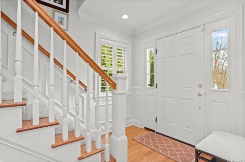 228 Sarles Ln, Pleasantville, NY 10570-1948