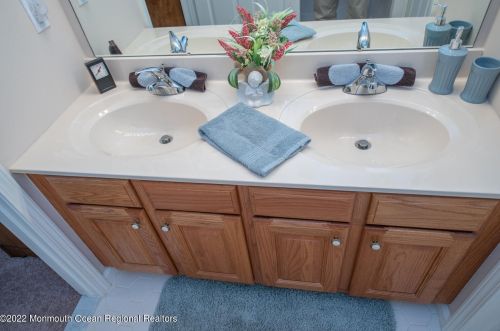 21 Oakmont Rd, Lakewood NJ  08701-5764 exterior