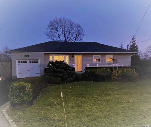 71 Locust Ave, Oakdale, NY 11769-1604