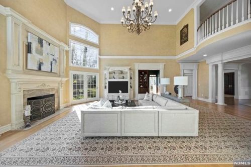 878 Seneca Rd, Franklin Lakes NJ  07417-2825 exterior