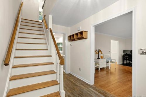 5 Old Oak Rd, Bridgeport, CT 06612-1707
