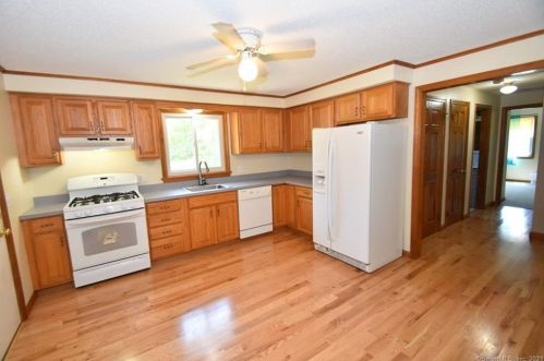 2006 Poquonock Ave, Windsor, CT 06095-1238
