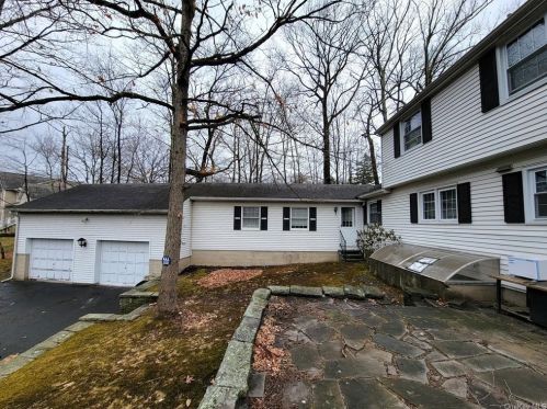 1 Starhaven Ave, Middletown NY  10940-4617 exterior