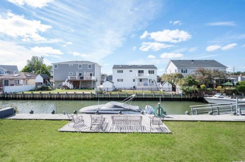 2500 Ocean Ave, North Bellmore NY  11710-3825 exterior