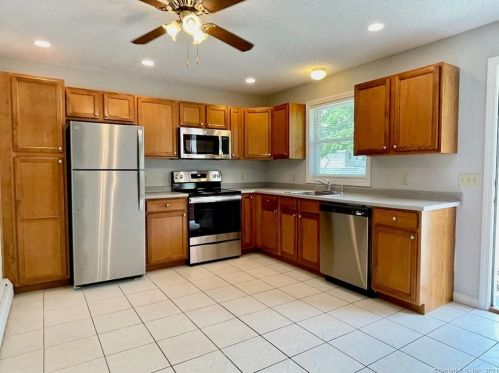 7 Parker Ave, Norwich, CT 06351-1800