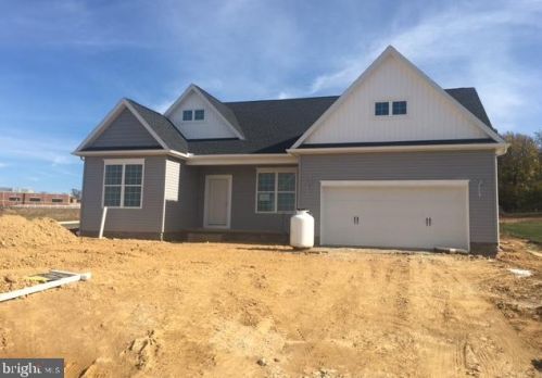 8 Kaitlyn Dr, Hanover, PA 17331-7868