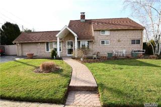 2 Hoe Ln, Westbury, NY 11590-6526