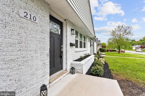 210 Edwards Ave, Barrington, NJ 08007-1232