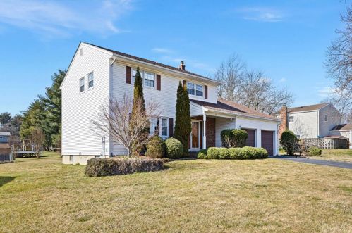14 Downing Dr, East Brunswick, NJ 08816-3921