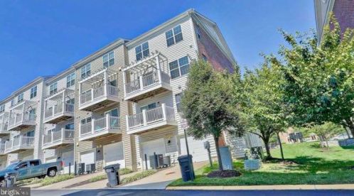 15352 Kensington Park Dr, Woodbridge VA  22191-6571 exterior