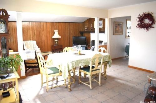 22 Cheshire Rd, Bethpage, NY 11714-1121