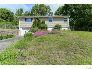 145 Clearview Dr, Bridgeport, CT 06606-2447