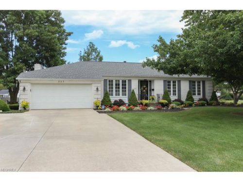 357 Greenlawn Dr, Vermilion, OH 44001-1021